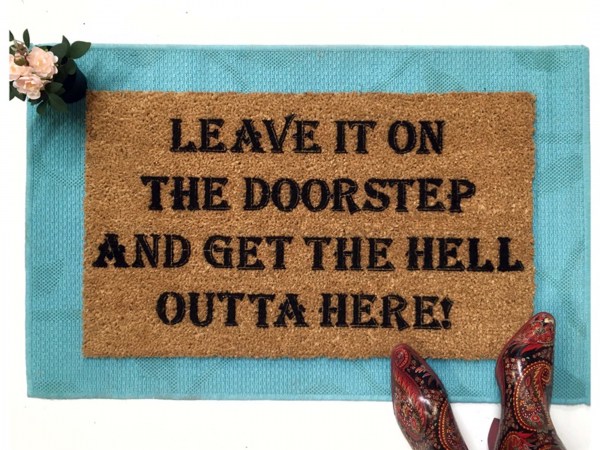 leave it on the doorstep and get the hell outta here! rude funny novelty doormat