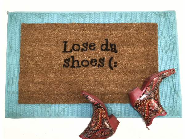 Lose da shoes™! What a cute way to ask your guests to take their kicks off (: