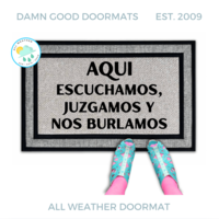 Aqui escuchamos, juzgamos y nos burlamos | Spanish Funny Rude Doormat