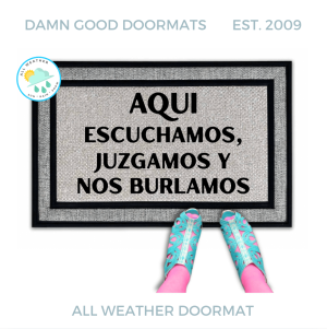 Aqui escuchamos, juzgamos y nos burlamos | Spanish Funny Rude Doormat